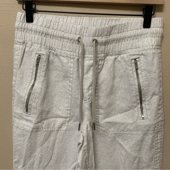Athleta Cabo Linen Jogger in Mirco Cheetah Abalone Gray Size 2 - Picture 5 of 12
